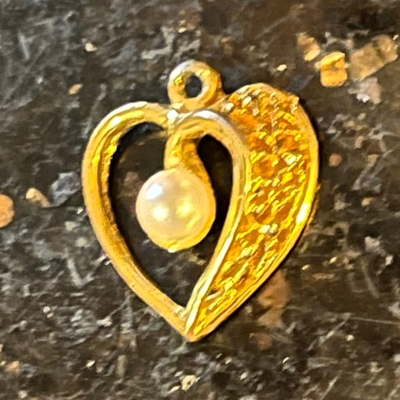Yellow Gold Heart-Shaped Pendant with White Center Pearl - Picture 3 of 10
